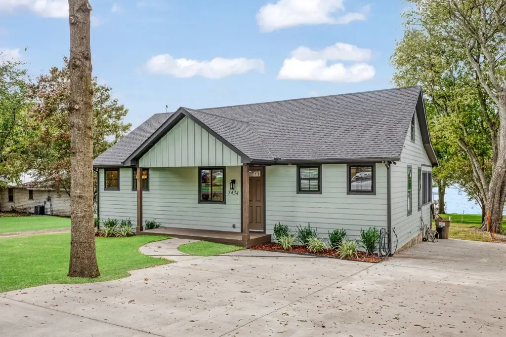 Front of the Seale craftsman cottage in Lone Oak with a large oak tree